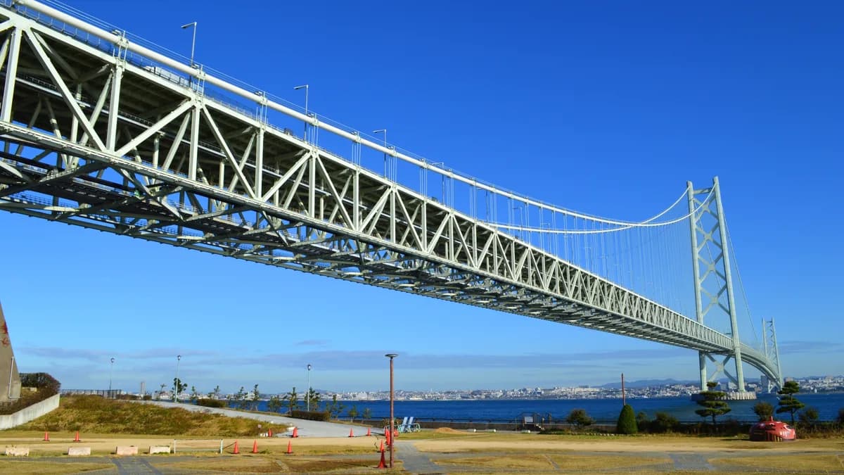淡路島側から眺める迫力の明石海峡大橋06