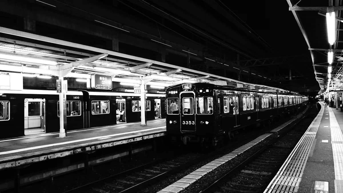 淡路駅停車中の阪急車両