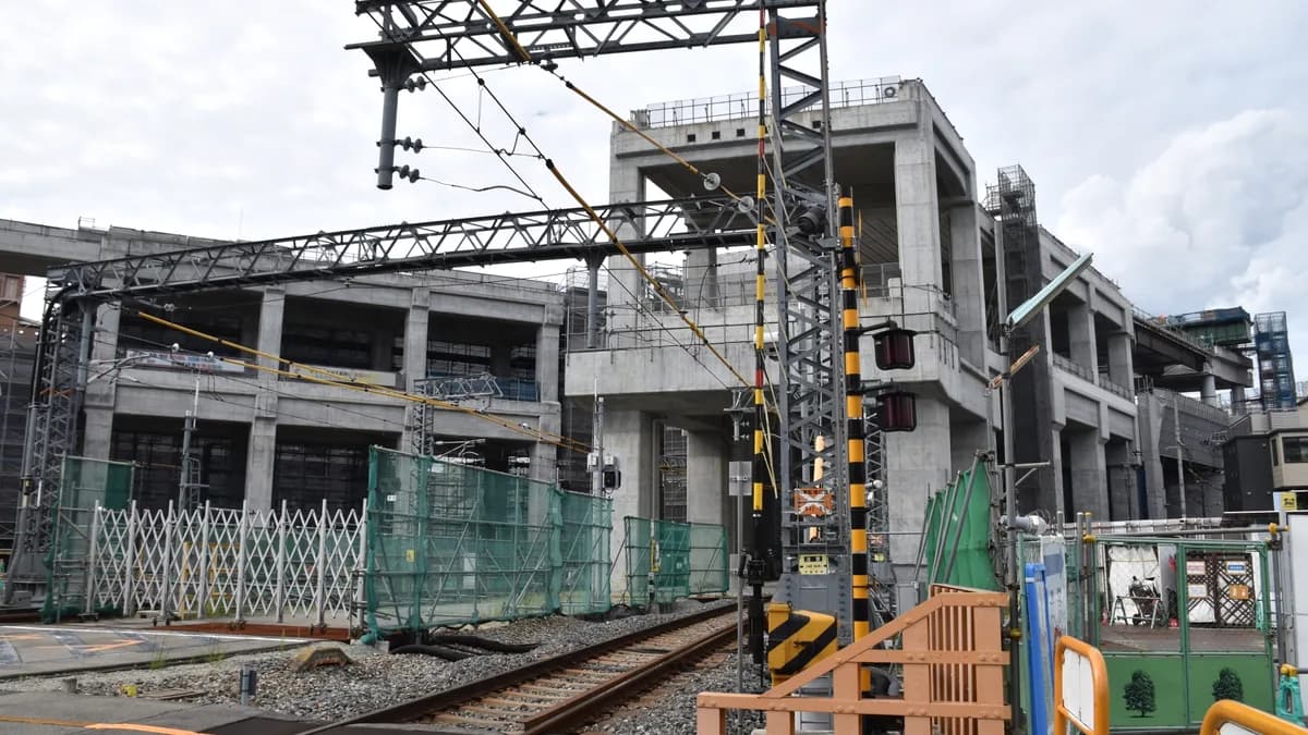 阪急電鉄京都線・千里線（淡路駅付近）連続立体交差事業（住宅踏切から）