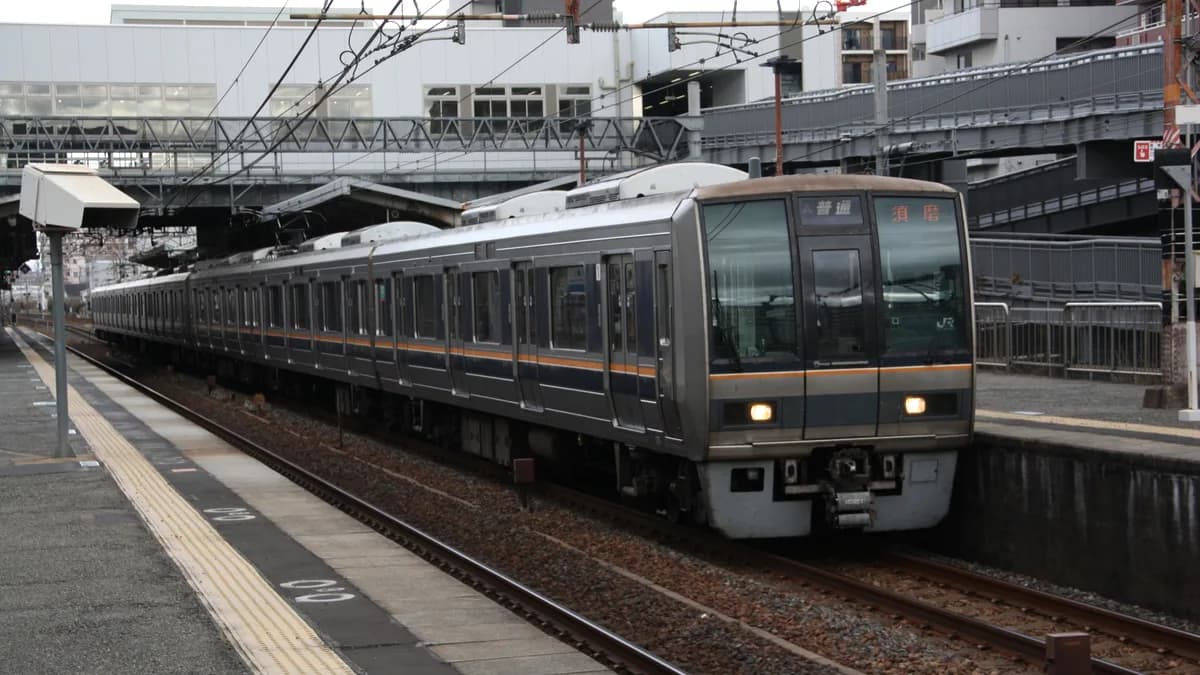 駅に停まる鉄道(207系)