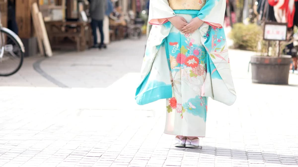 商店街と着物の女性