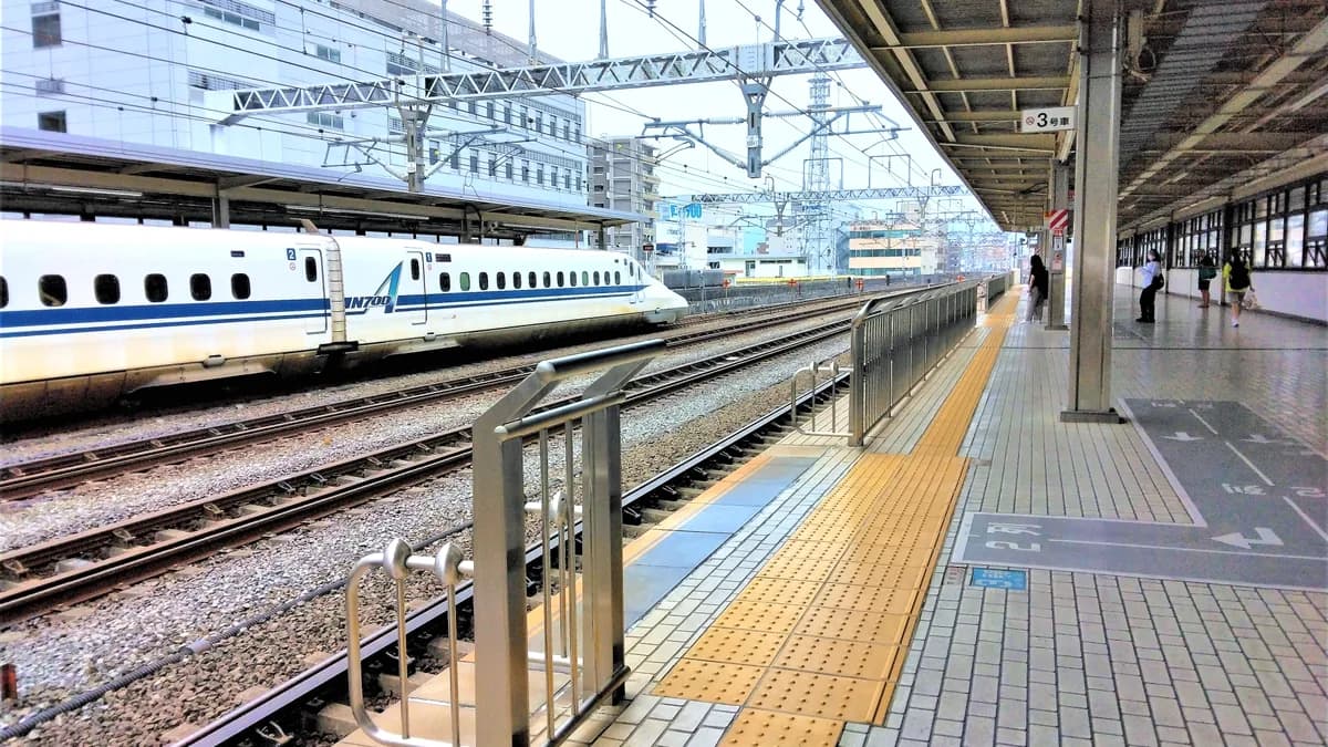 N700こだま号停車と上りの列車を待つ人