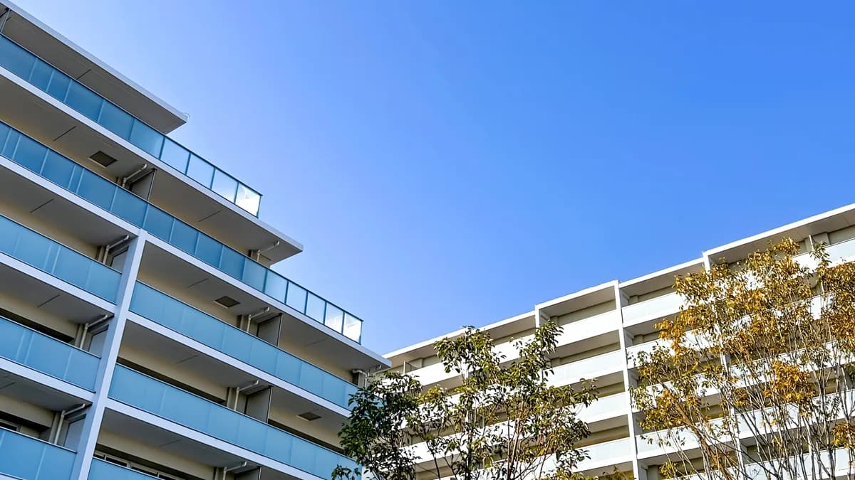 さわやかな青空とそびえ立つ新築マンション