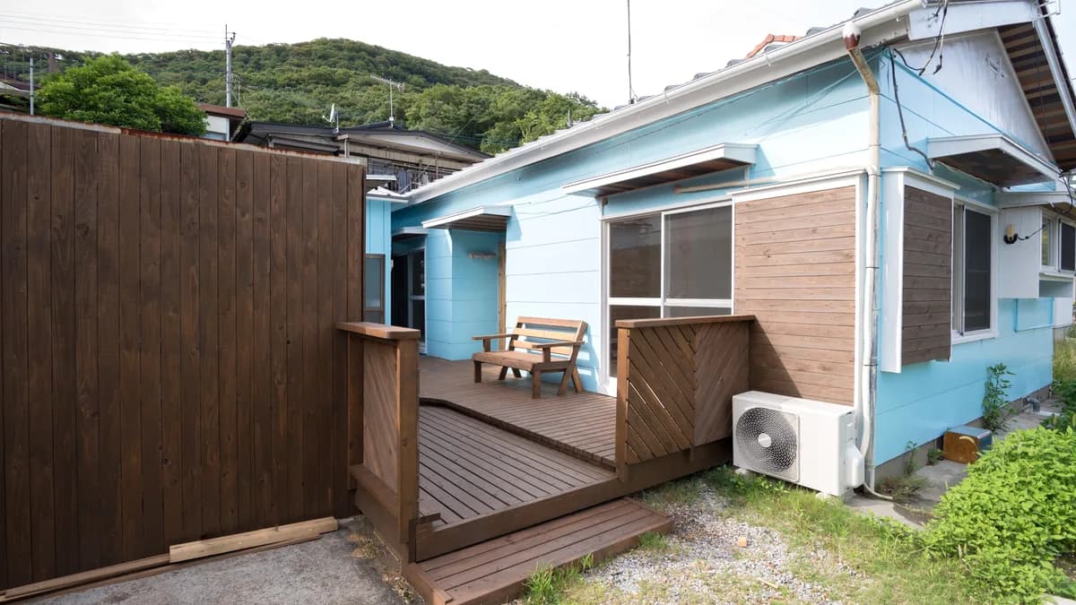 リフォーム物件（水色の戸建て外観）