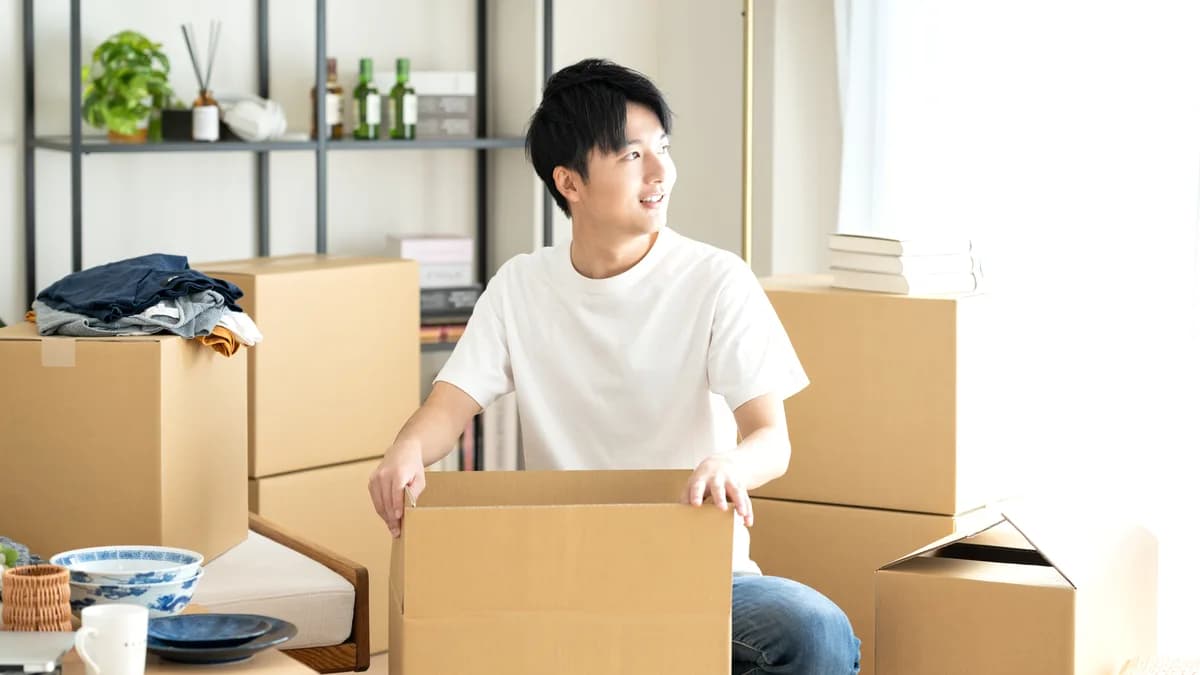 引越しの荷造りをする若い男性
