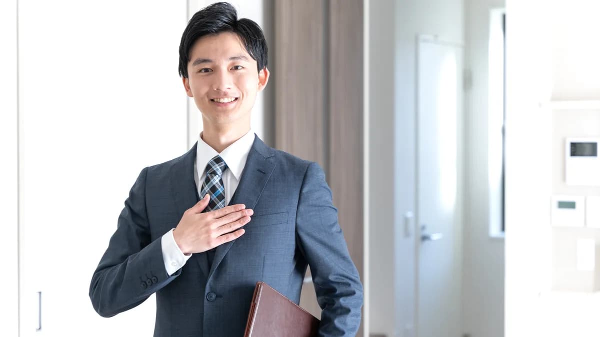 家を案内する不動産営業マン（内見・内覧）