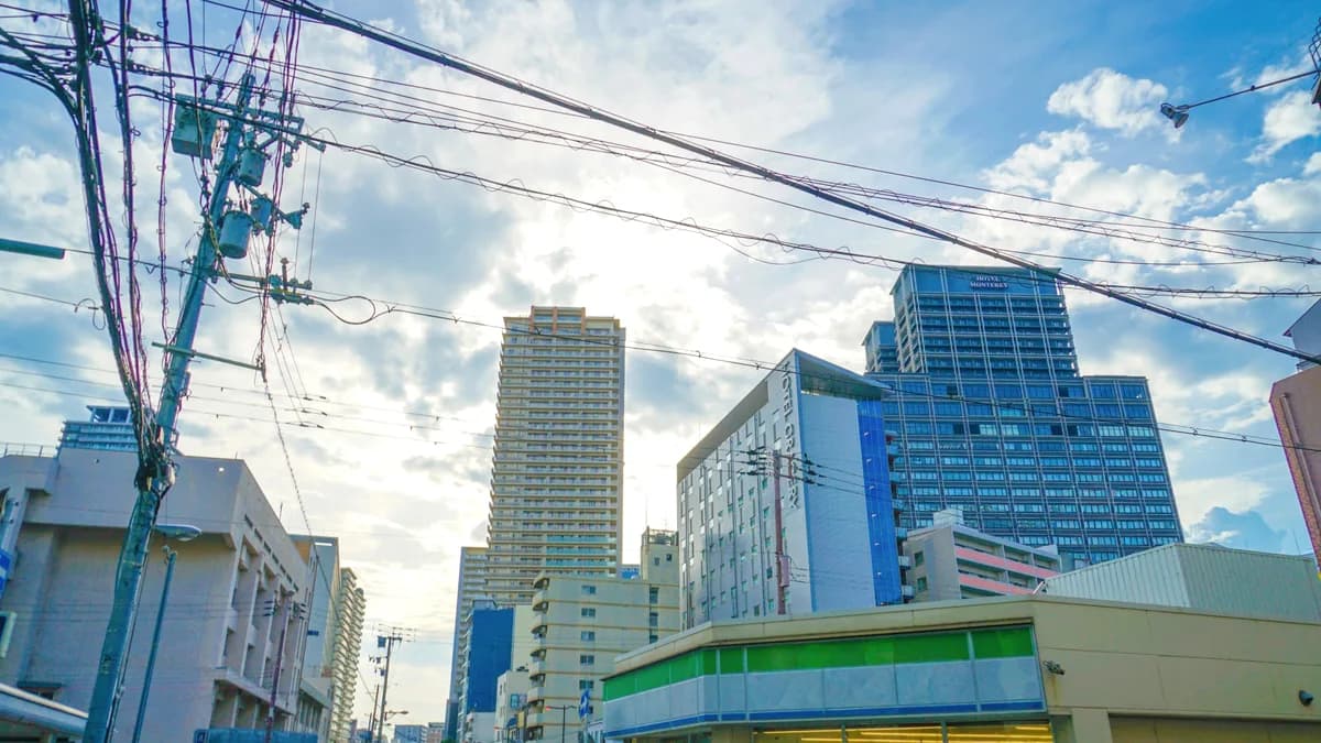 電線走る街並みと空