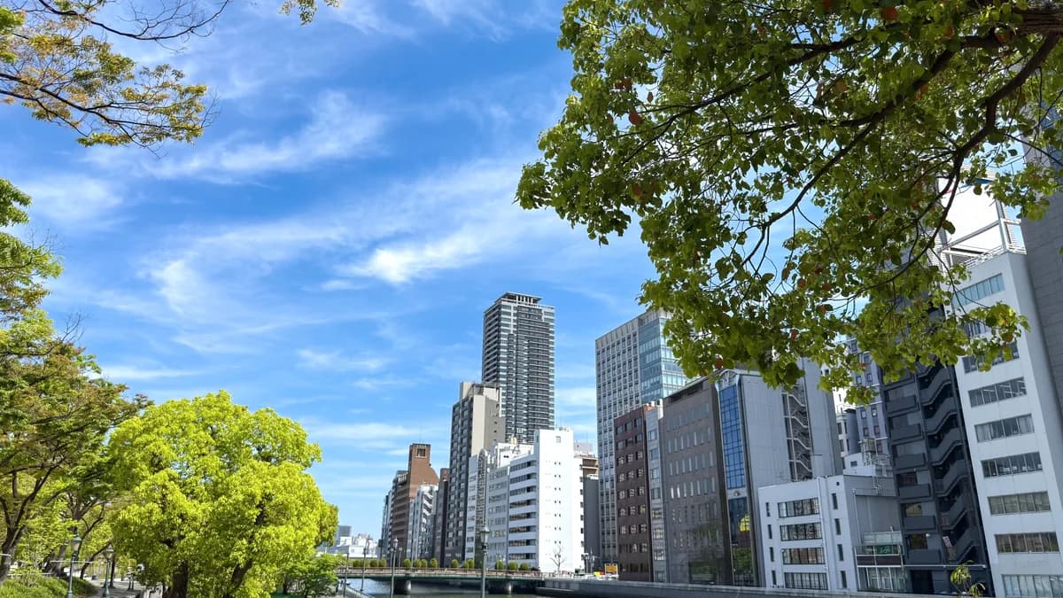 都会と自然の風景　中之島の高層ビル街