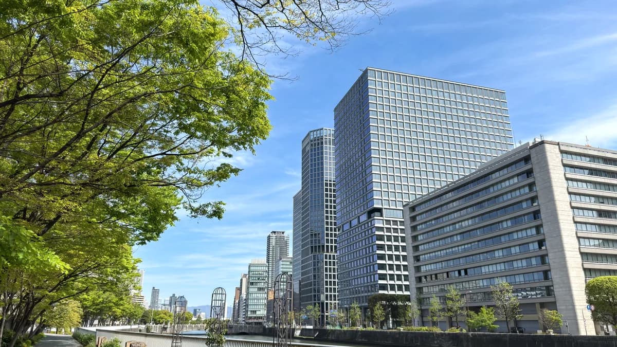 高層ビルと自然の散歩道