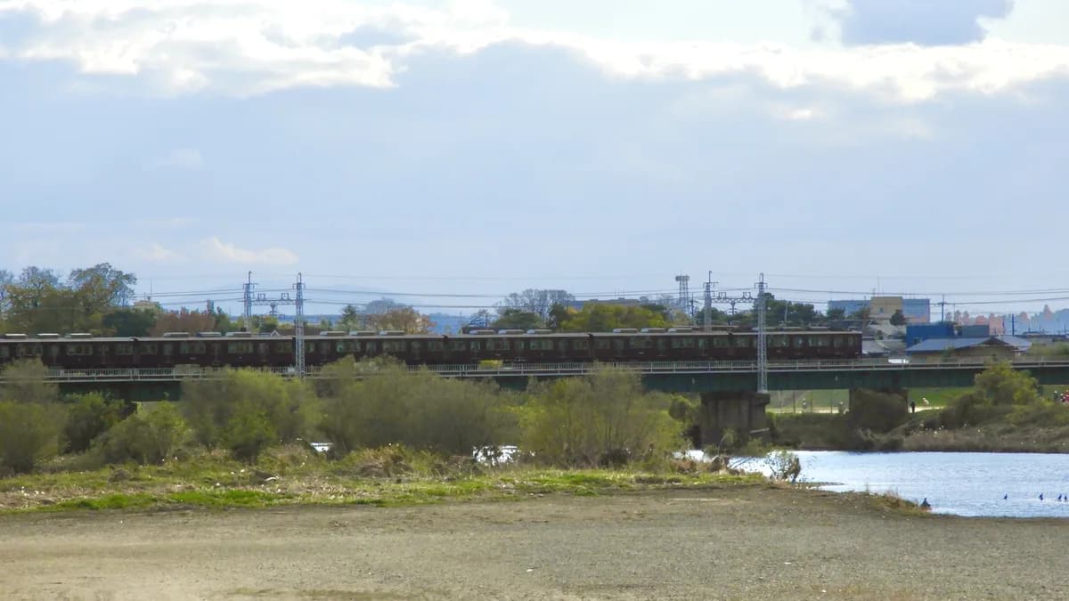 京都桂川を渡る阪急京都線