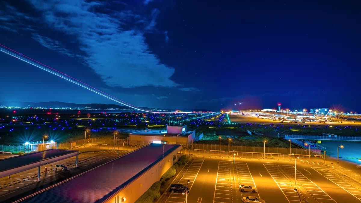 関西国際空港での飛行機離陸の瞬間　光の軌跡と夜景
