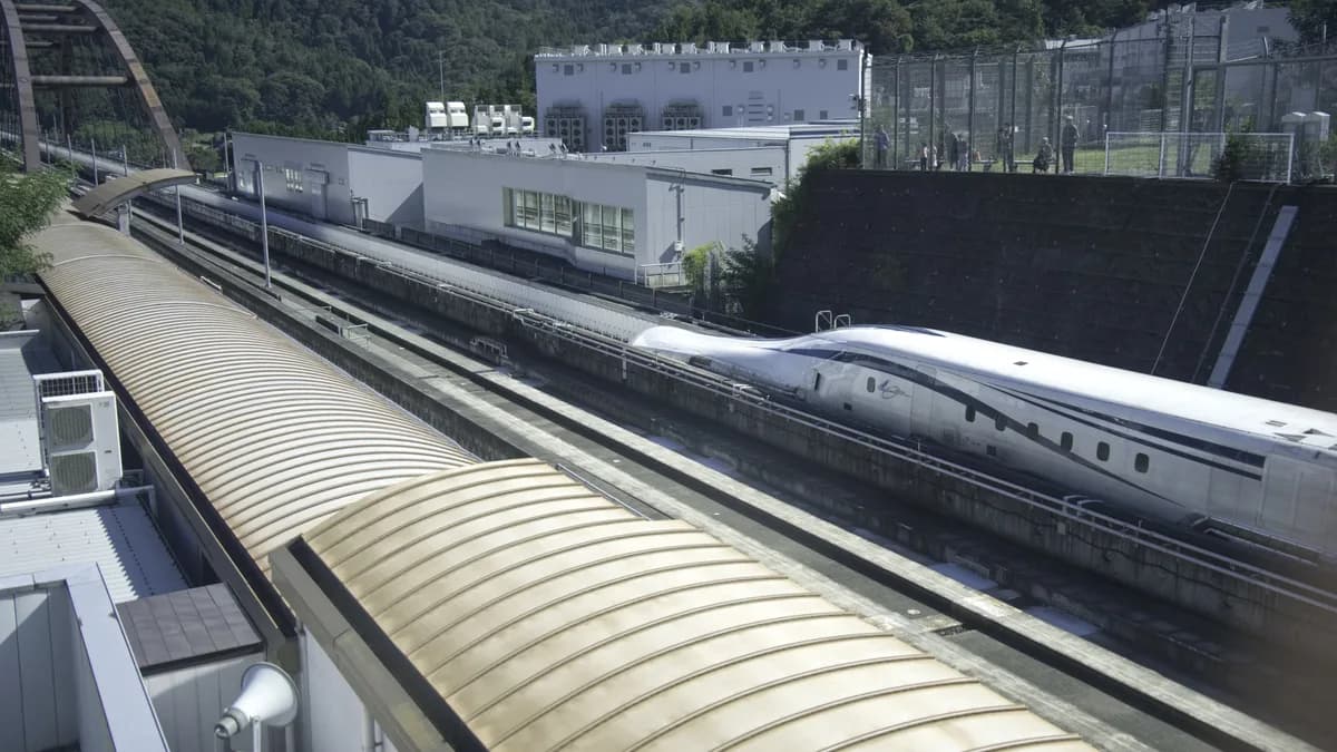 走行するリニア新幹線