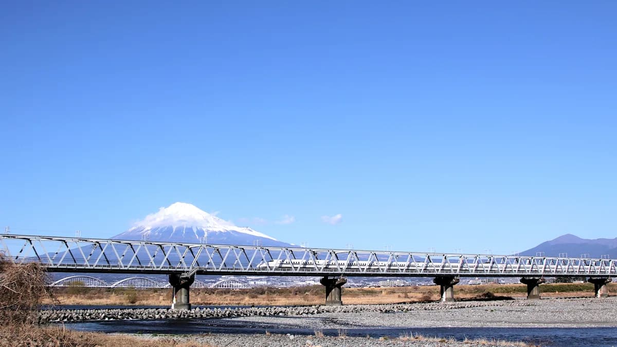 富士山と富士川橋梁を渡る東海道新幹線