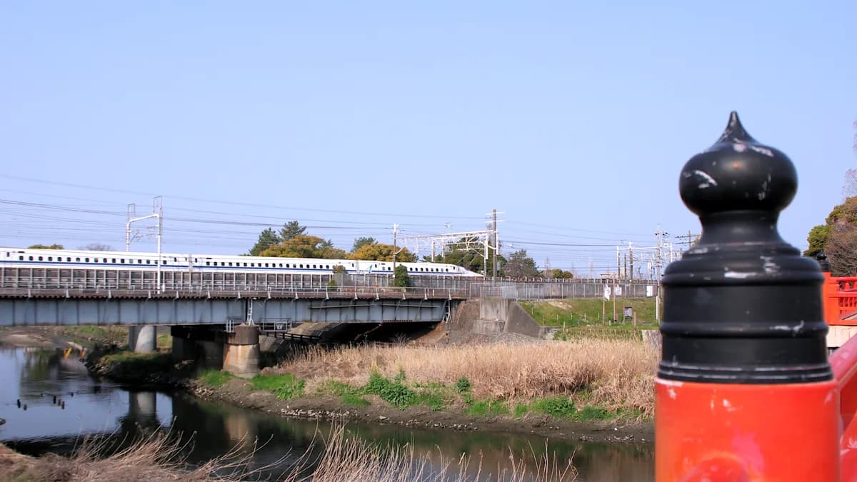 清洲城大手橋より東海道新幹線を見る