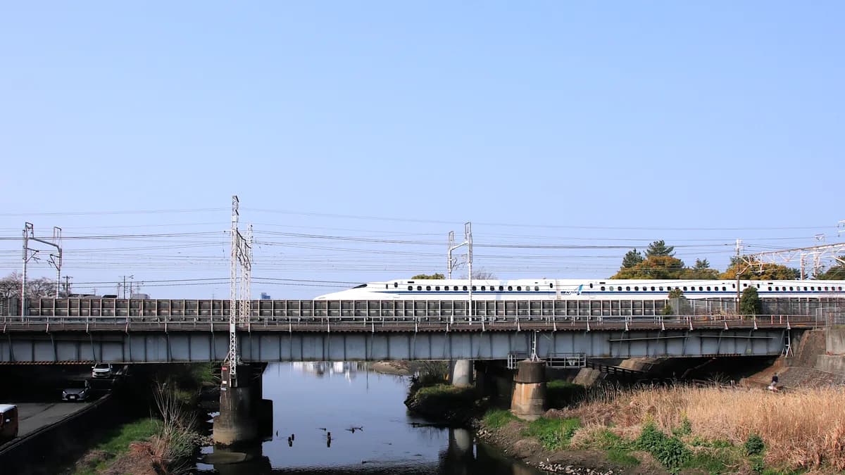 清洲城大手橋より東海道新幹線を見る