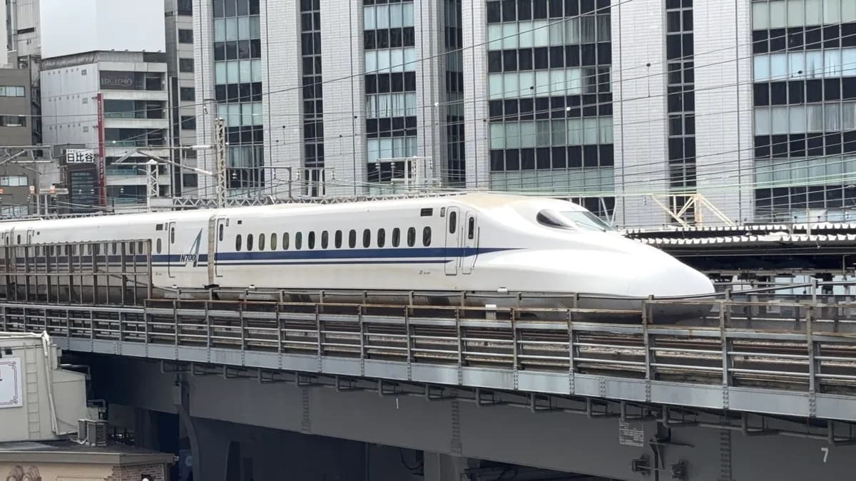 有楽町付近を走行する東海道新幹線