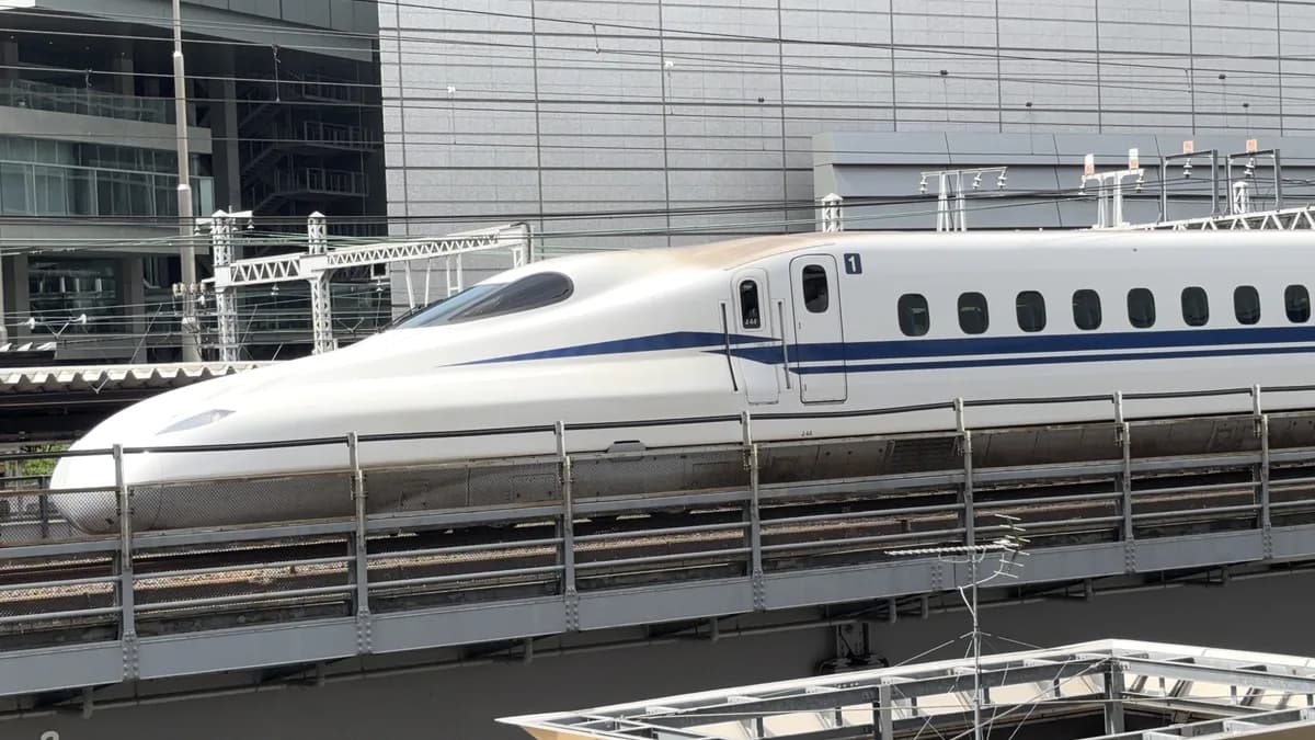 有楽町付近を走行する東海道新幹線