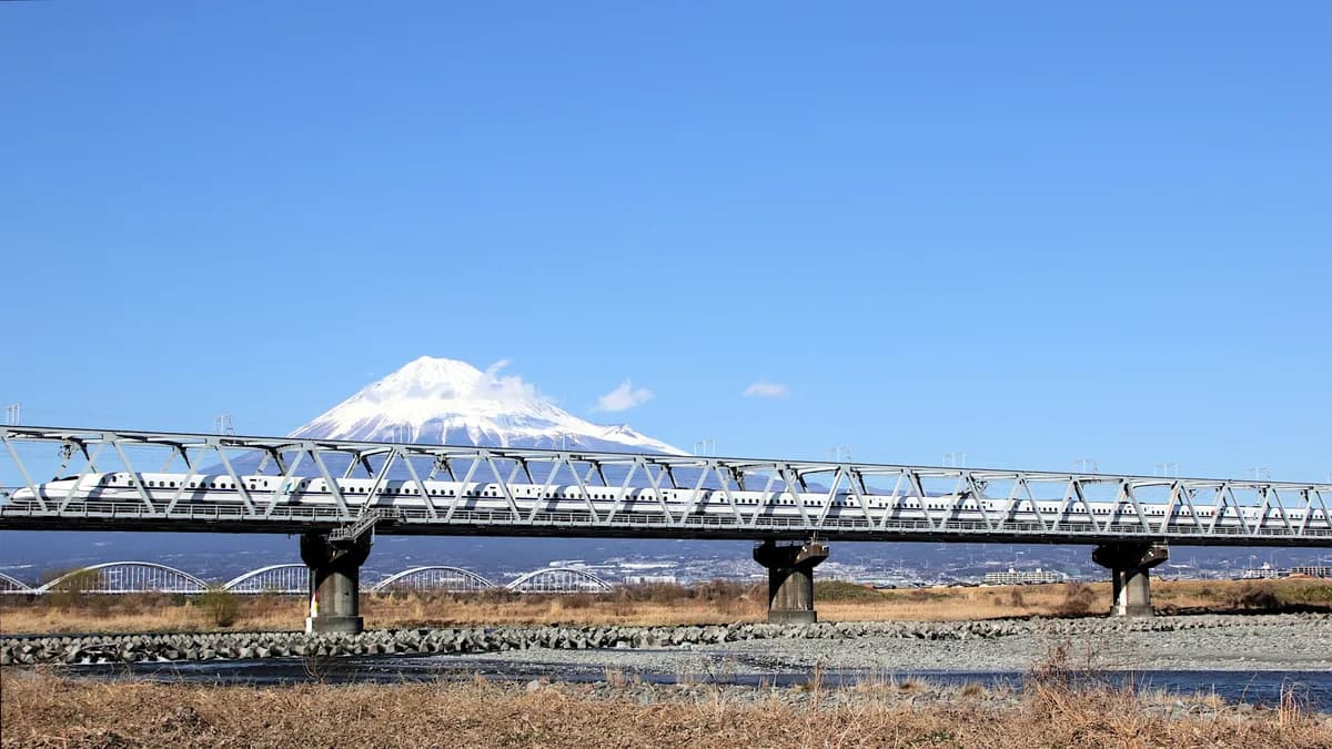 富士山と富士川橋梁を渡る東海道新幹線