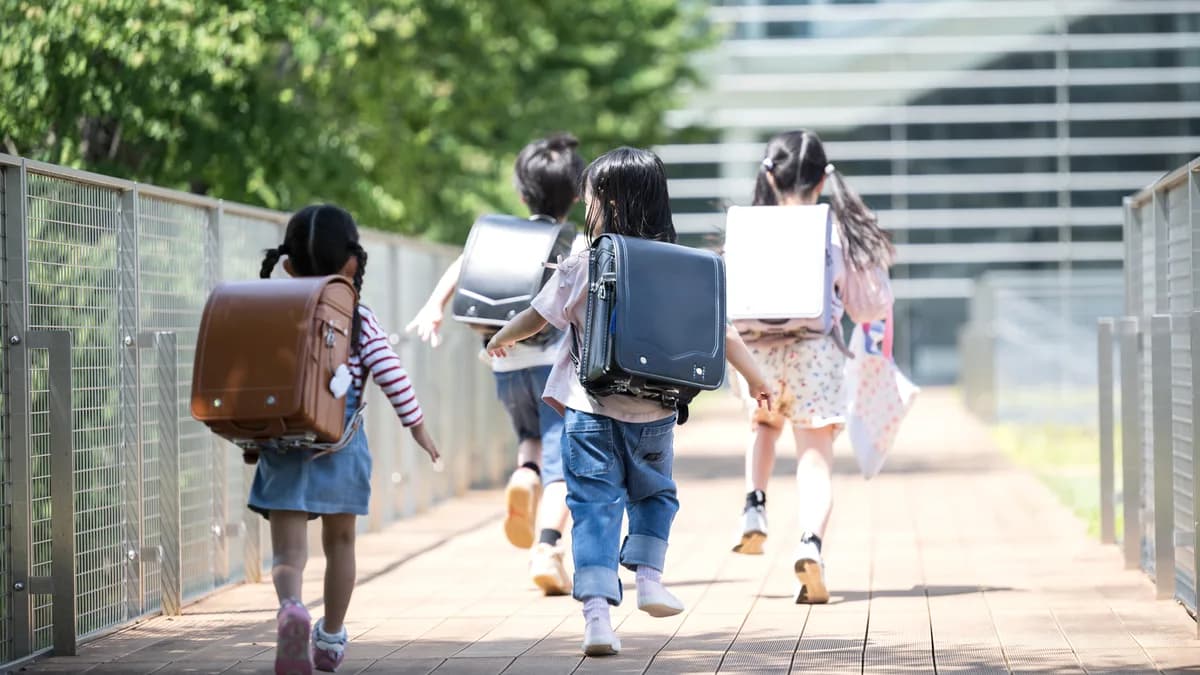登下校する小学生ランドセルの後ろ姿