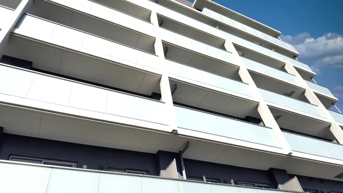 青空を背景にしたマンションの外観