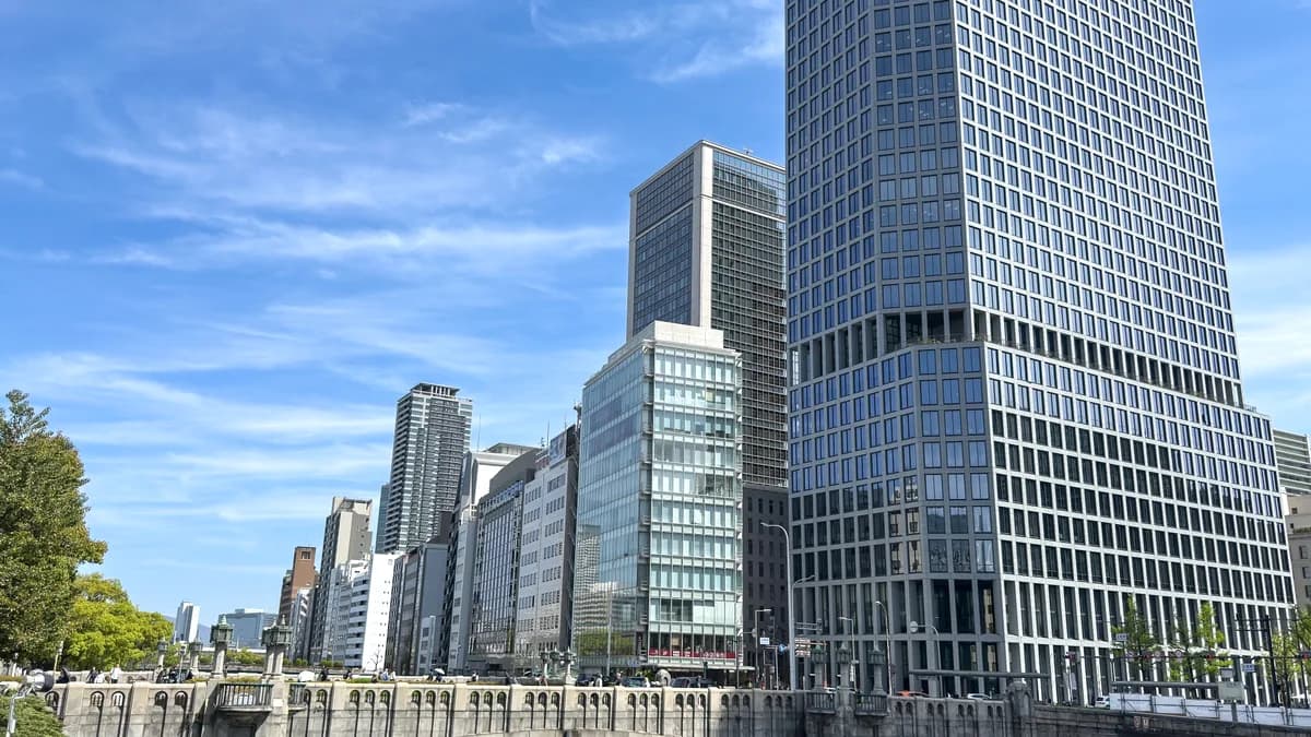 高層ビルと青空